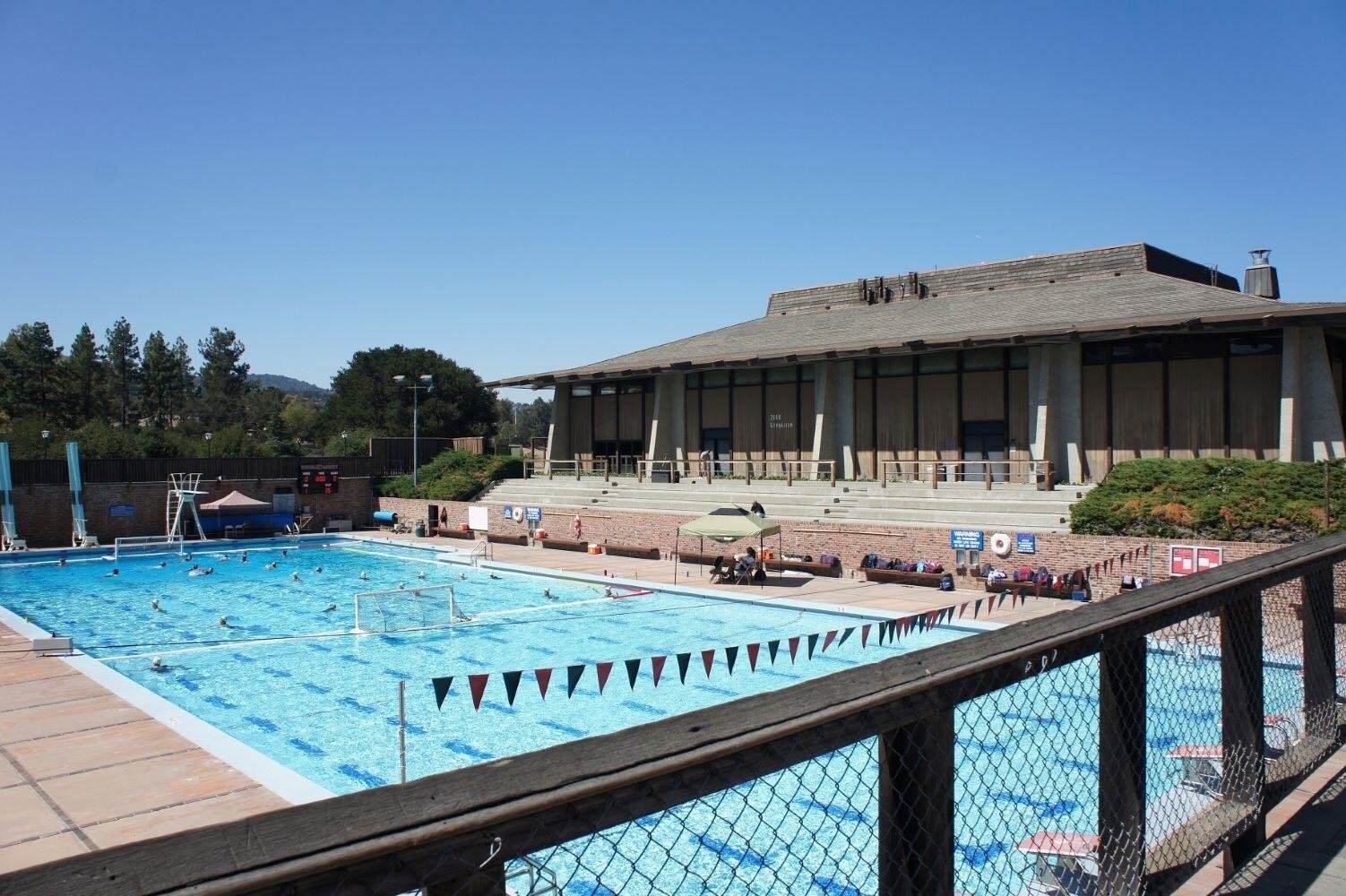 aifs-studieren-im-ausland-usa-foothill-college-schwimmbad-schwimmen-sport-wasser