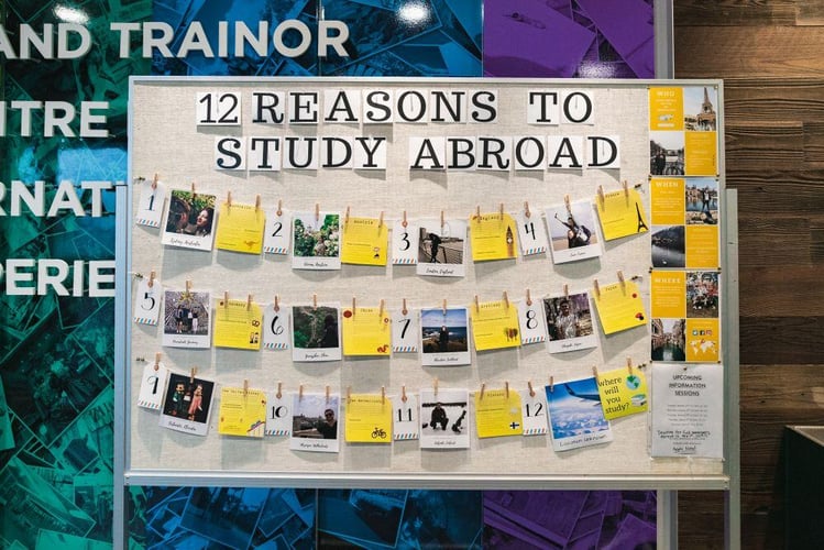 Ein Notziboard in der Capilano University mit 12 Gründen für ein Auslandssemester
