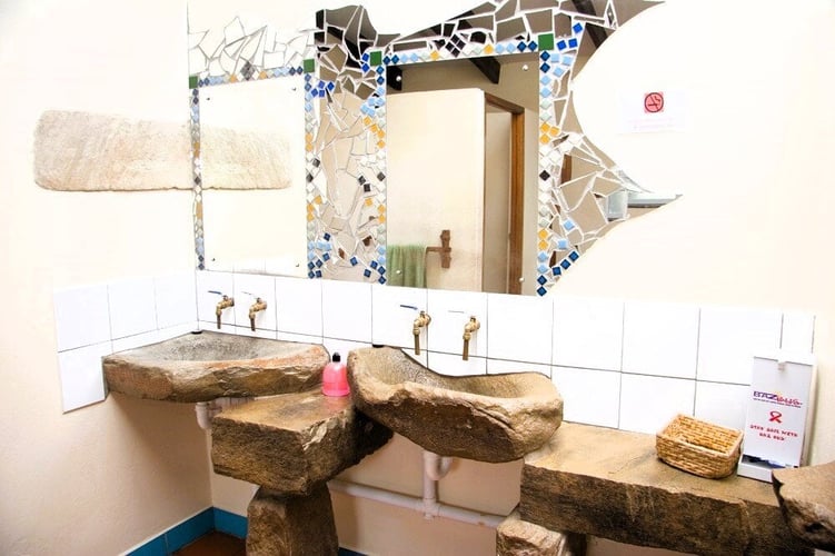 Badezimmer beim Surfcamp in Südafrika mit AIFS