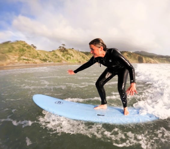 aifs-surfcamps-neuseeland-charlotte-surfboard-strand-meer