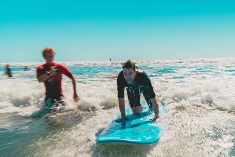 aifs-surfcamps-neuseeland-person-surfen-meer-kamera