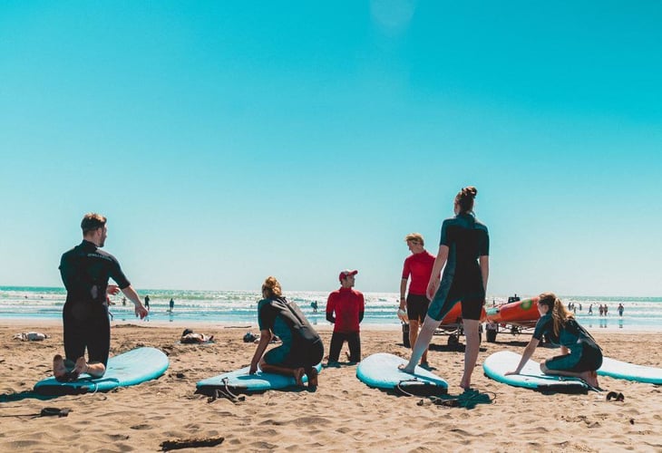 aifs-surfcamps-neuseeland-surfer-strand-coaches-bilder-fabian