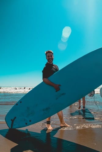 aifs-surfcamps-neuseeland-surfer-surfboard-strand-bilder-fabian