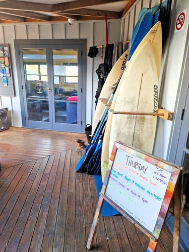 aifs-surfcamps-neuseeland-unterkunft-besuch-2023-surfboards
