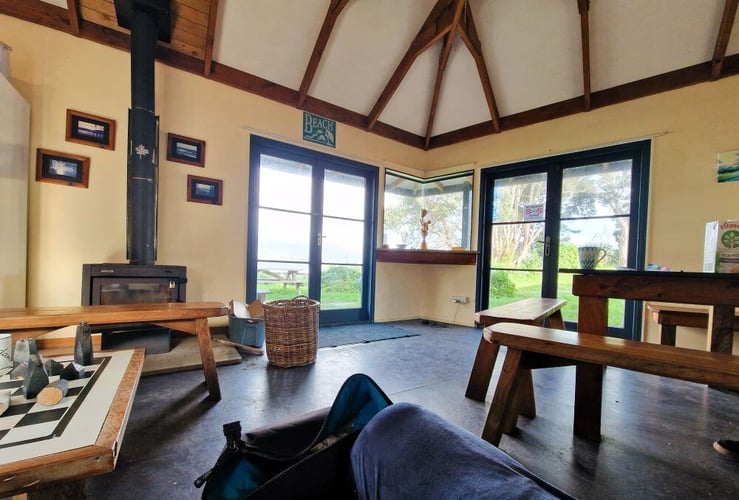 aifs-surfcamps-neuseeland-unterkunft-besuch-2023-wohnzimmer
