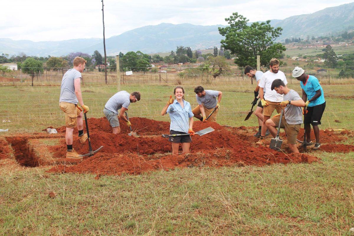 aifs-swasiland-eswatini-freiwilligenarbeit-renovation-and-construction-personen-bauarbeiten-2