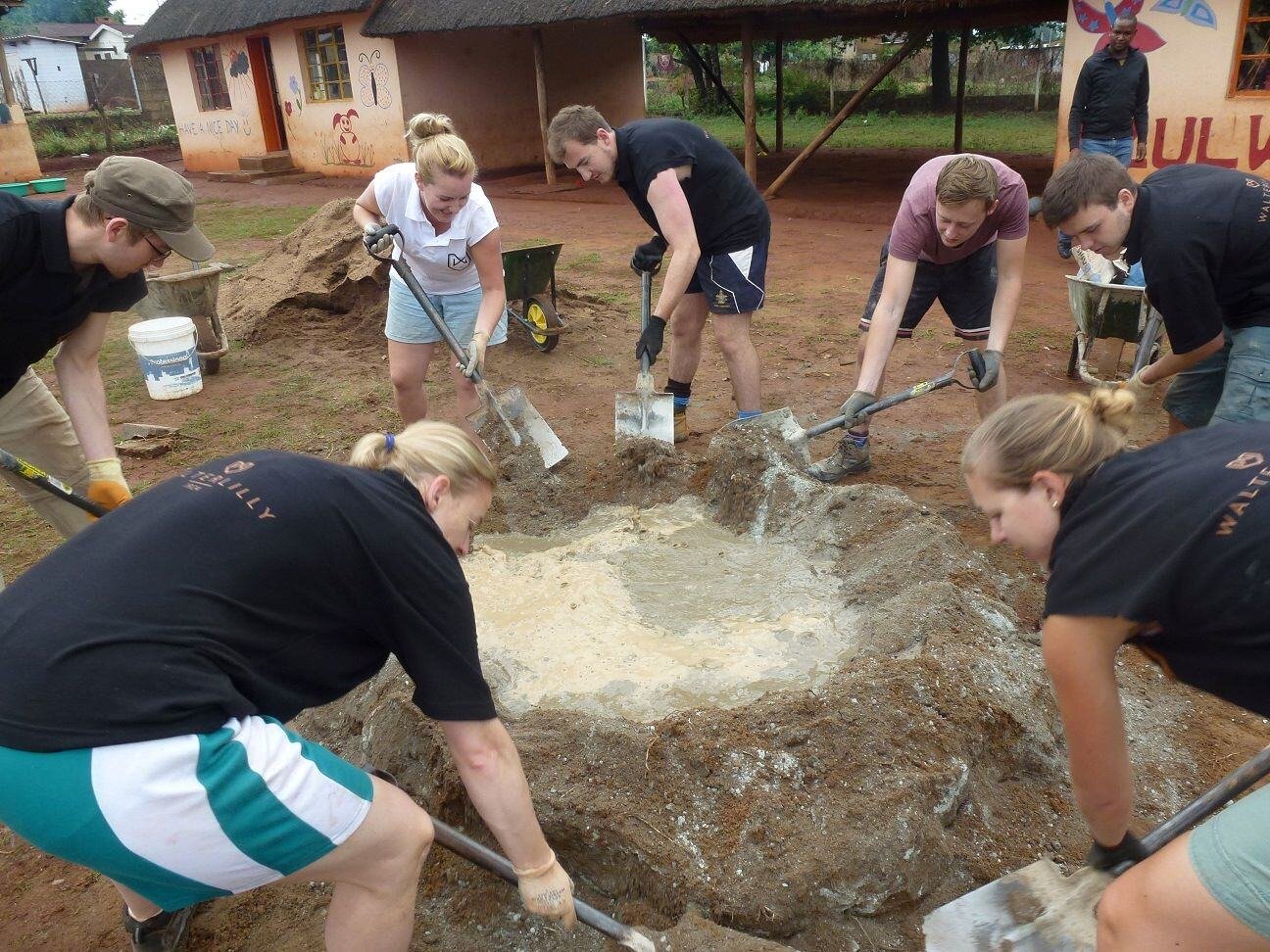 aifs-swasiland-eswatini-freiwilligenarbeit-renovation-and-construction-personen-bauarbeiten-4