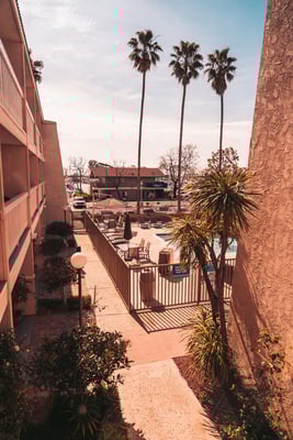 aifs-usa-kalifornien-surfcamp-unterkunft-hotel-ausblick-pool