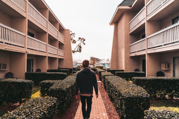 aifs-usa-kalifornien-surfcamp-unterkunft-hotel-aussenbereich-person