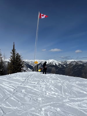 aifs-work-and-travel-kanada-ugc-xeniat-@xeniastraveldiary-flagge-schnee