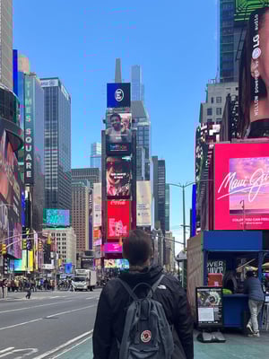 aifs-work-and-travel-kanada-ugc-xeniat-@xeniastraveldiary-usa-time-square