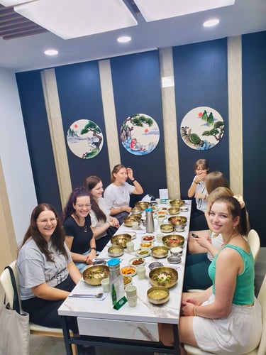 aifs-work-and-travel-südkorea-partnerfotos-personen-essen