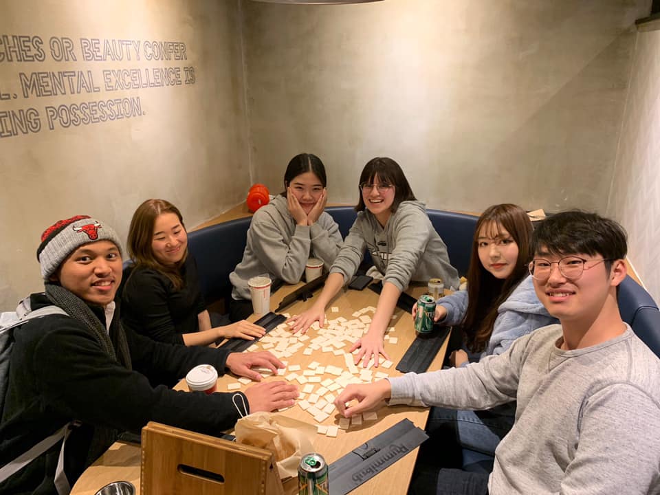 aifs-work-and-travel-südkorea-thebox-sprachkurs-personen-spiele-partnerfotos