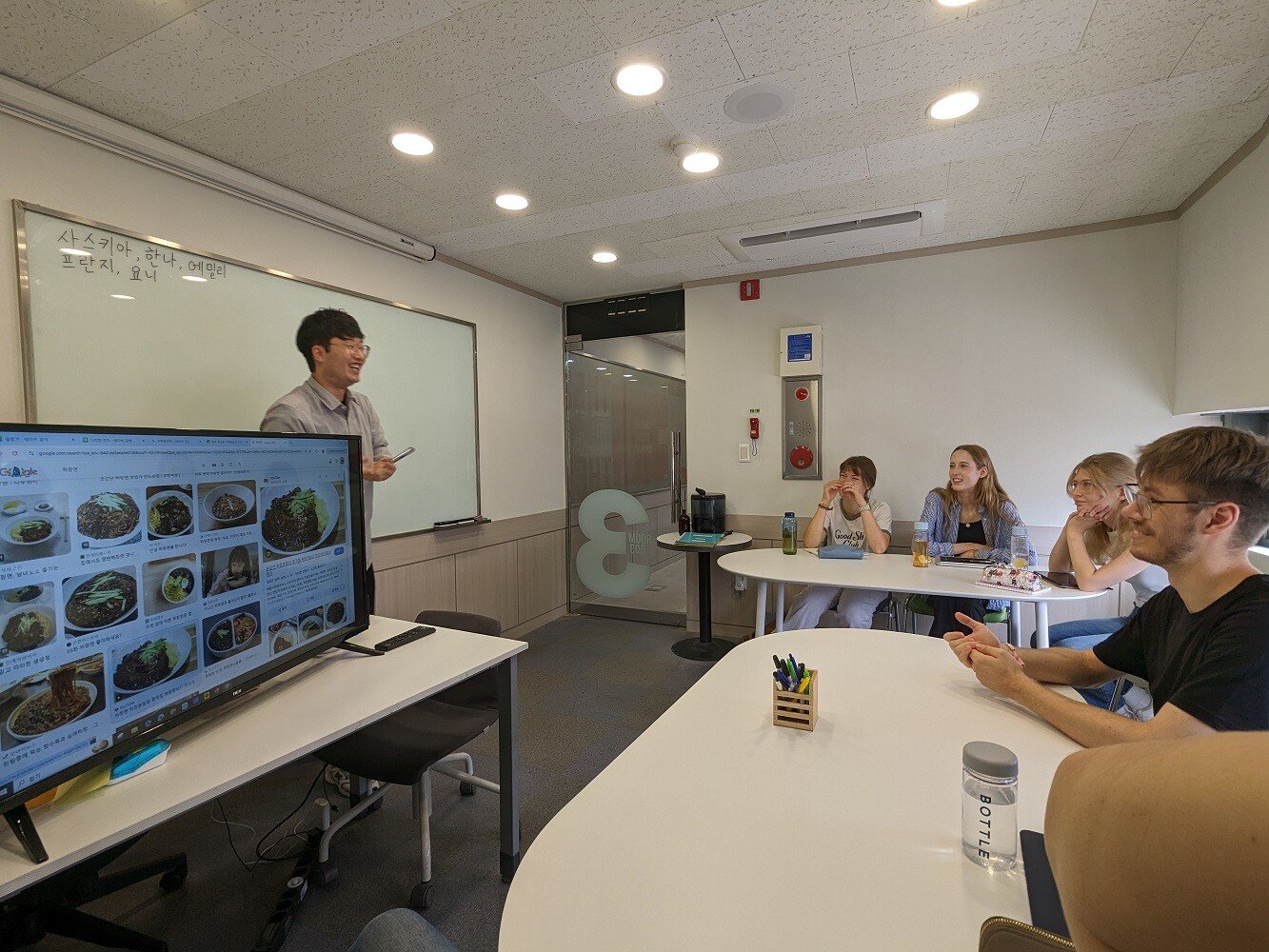 aifs-work-and-travel-südkorea-thebox-sprachkurs-personen-unterricht-partnerfotos