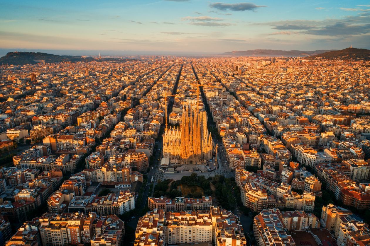 Blick über Barcelona mit der Sagrada Familia im Zentrum