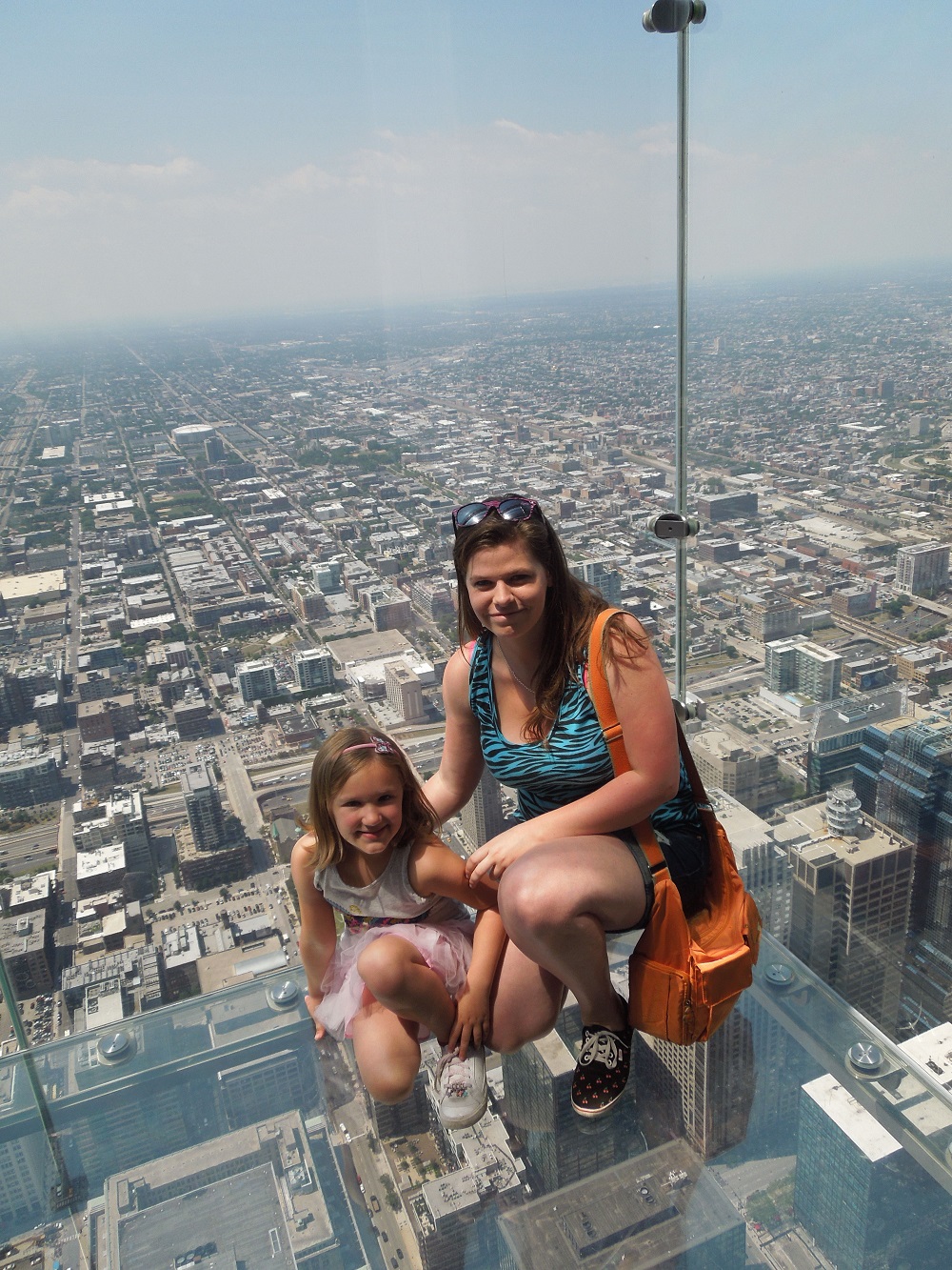 AIFS Au Pair mit ihren Gastkind mit Aussicht auf die Stadt hinter ihnen