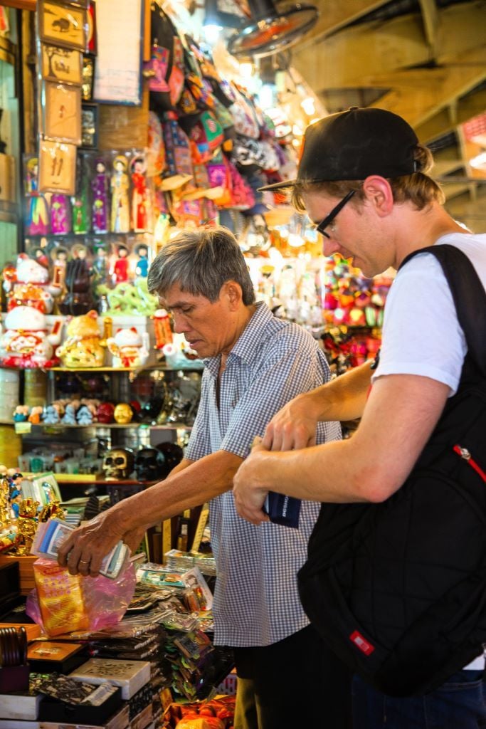 Person auf dem Ben Thanh Market in Vietnam bei der Culture Week der Freiwilligenarbeit