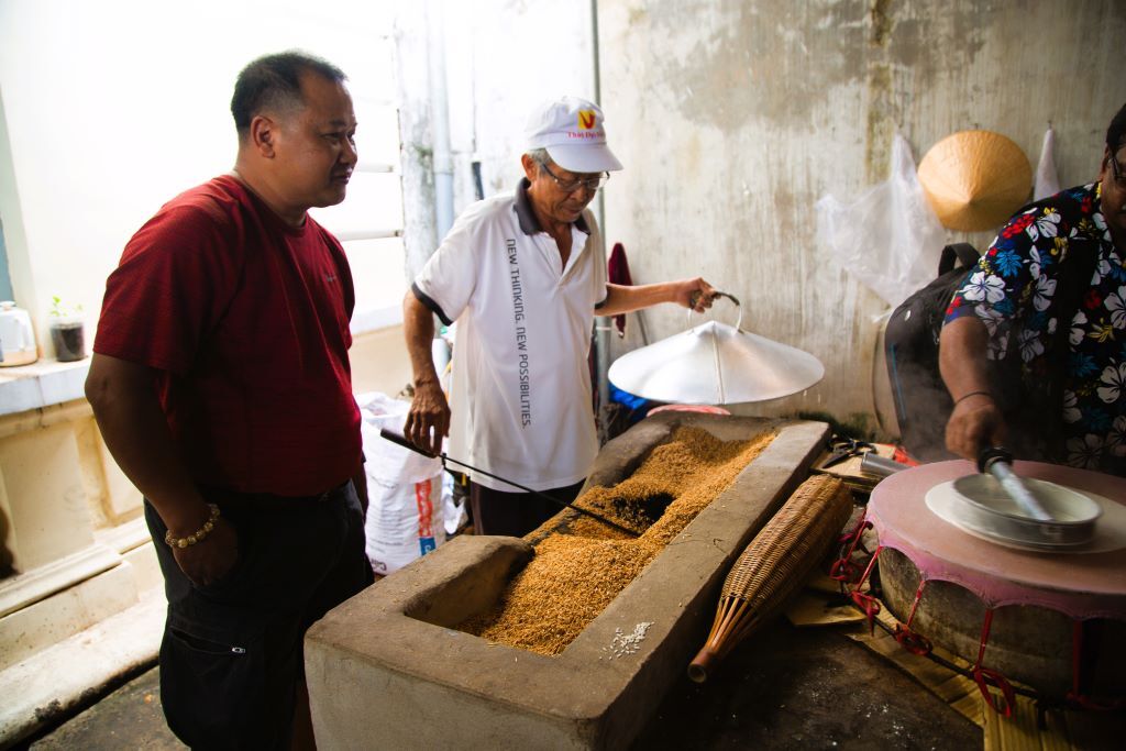Burning husk in Vietnam bei der Culture Week der Freiwilligenarbeit