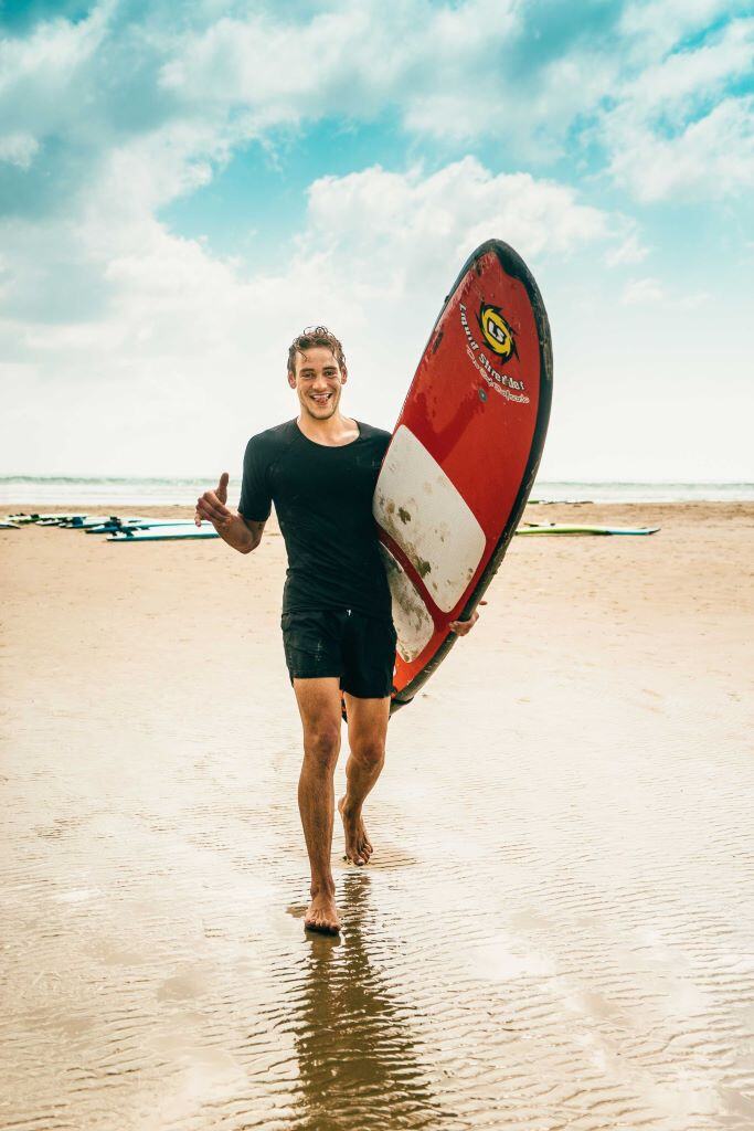 aifs-surfcamp-person-surfer-surfbrett-meer-3