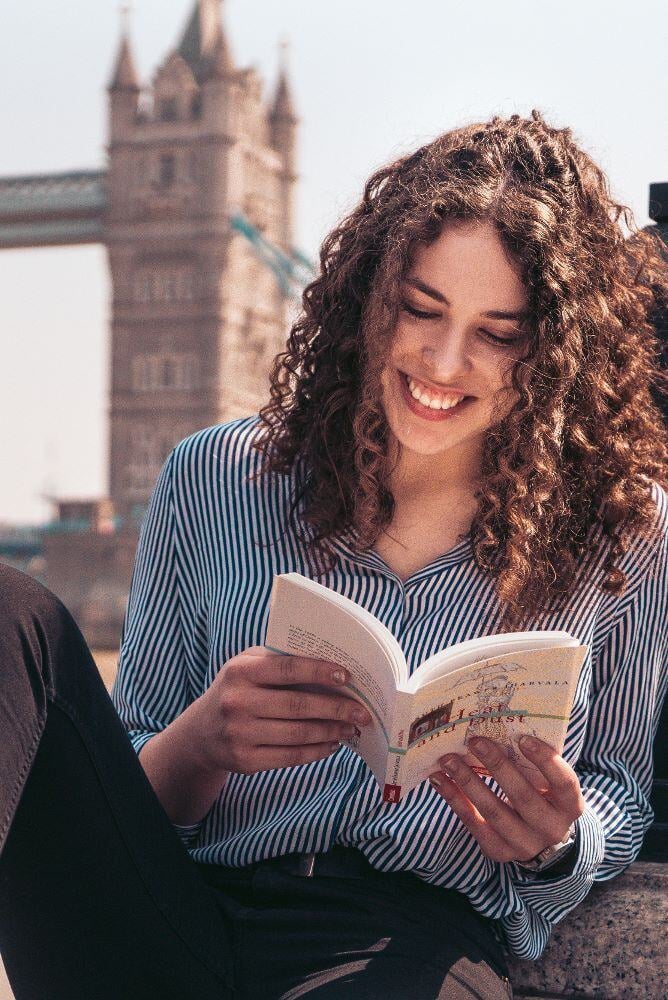 aifs-england-london-person-buch-tower-bridge-themse-program-carousel-668x1000