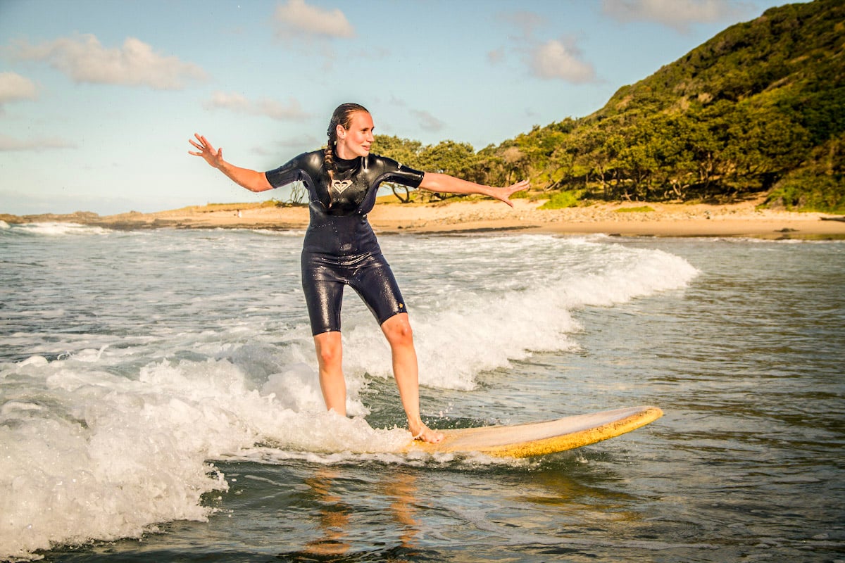 aifs-südafrika-surfcamp-strand-surfen-person