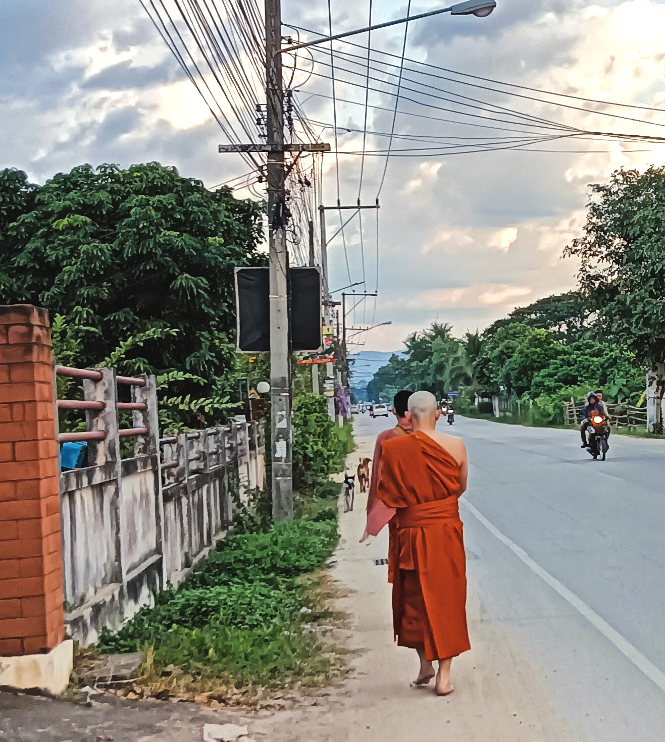 aifs-adventure-trip-thailand-buddhism-week-mönche-draussen