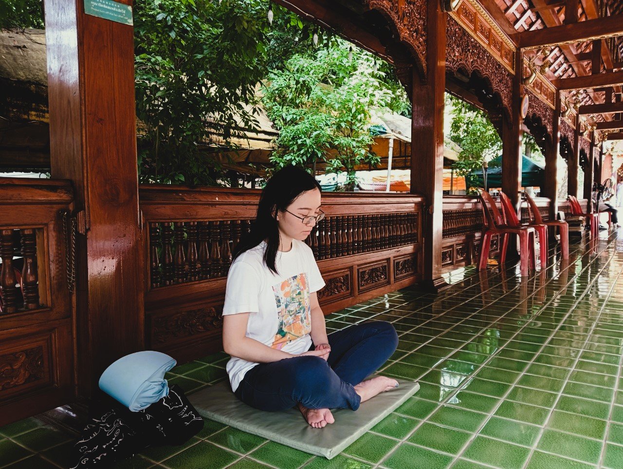 aifs-adventure-trip-thailand-buddhism-week-person-beten-draußen
