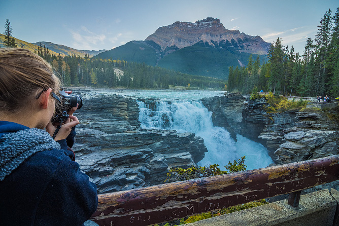 aifs-kanada-work-and-travel-person-fotographie-wasserfall-natur-berge-program-carousel-668x1000