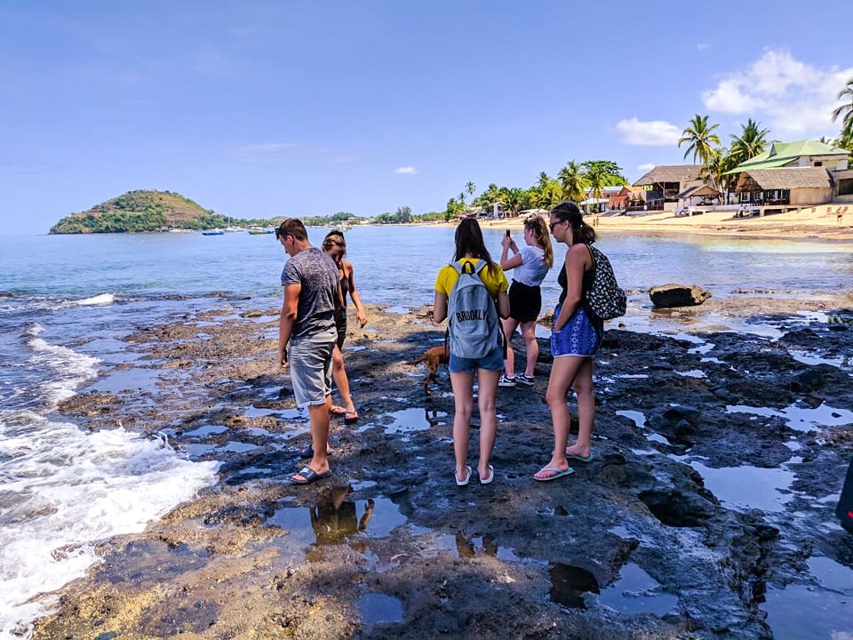 aifs-madagascar-freiwilligenarbeit-personen-einführungswoche-strand-meer-2