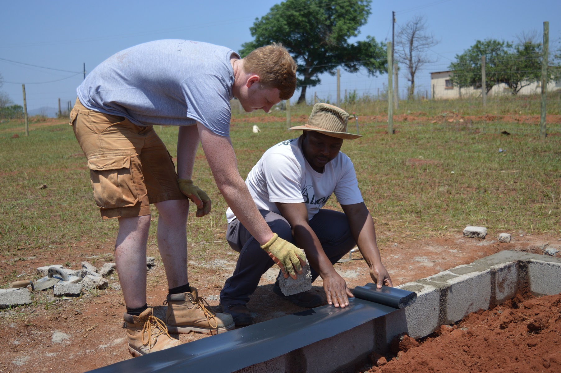 aifs-swasiland-eswatini-freiwilligenarbeit-renovation-and-construction-personen-bauarbeiten-3